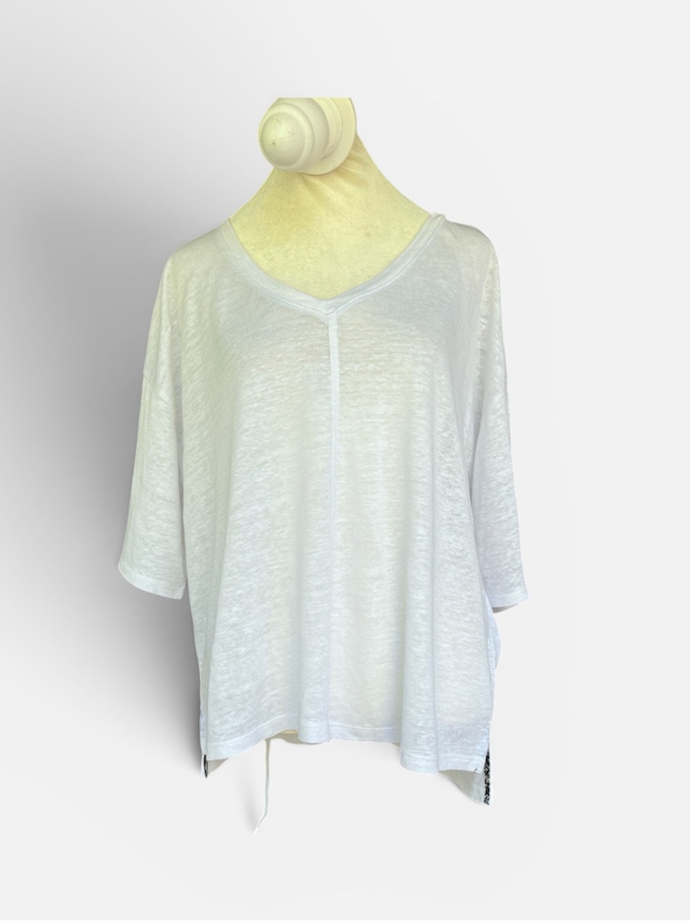 Tahari Linen Slub V-neck Tee in White Size Medium NEW